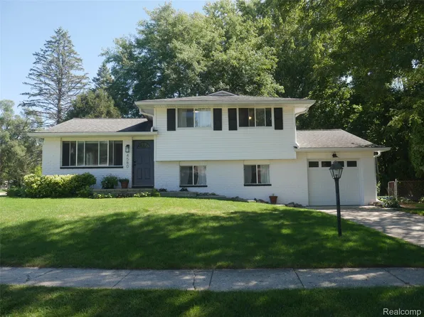 4580 Chadsworth St, Commerce Township, MI 48382