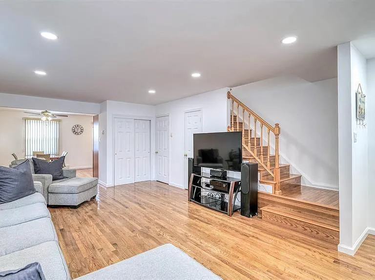 9709 Monmouth Ave #C2 — Photo 3