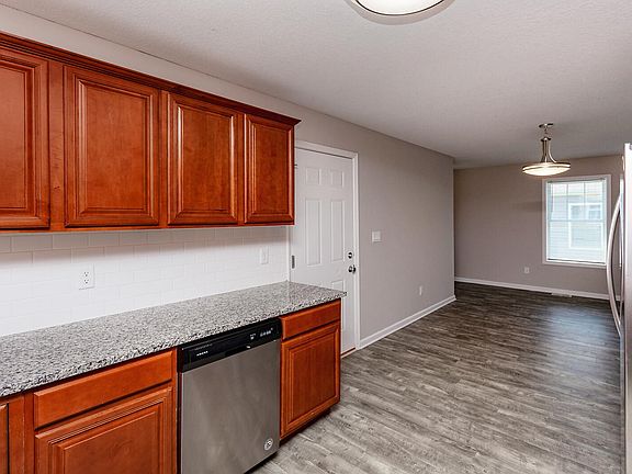 3rd image of 907 Kenyon Ave