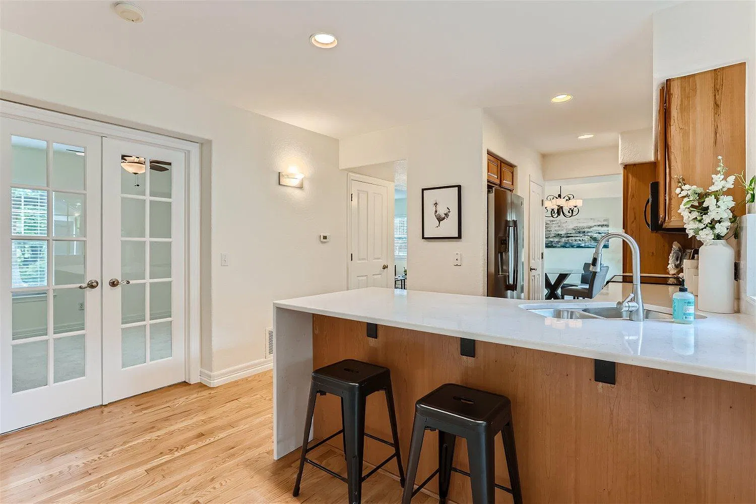 3 bed, 2.5 bath, 2012 sqft, $4,100 — Photo 3