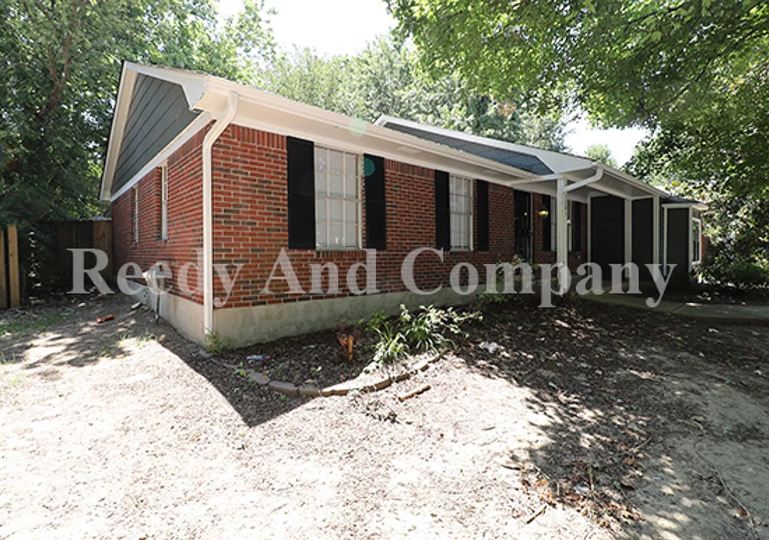 Welcome to 3285 Mayfair Drive! — Photo 2