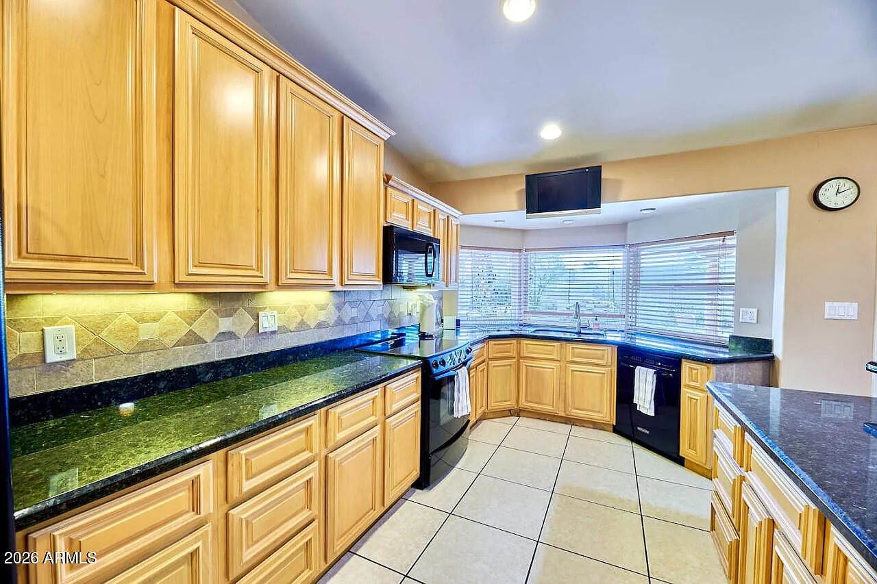 3 bed, 2.0 bath, 2024 sqft, $5,995 — Photo 4