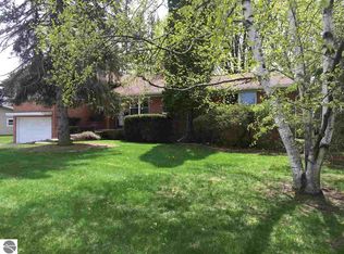 935 Falkirk Rd, Alma, MI 48801