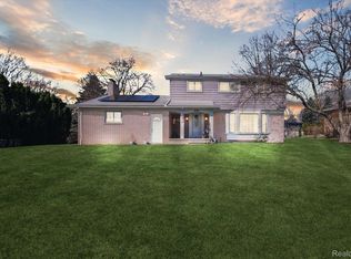 898 Lynndale Dr, Rochester Hills, MI 48309