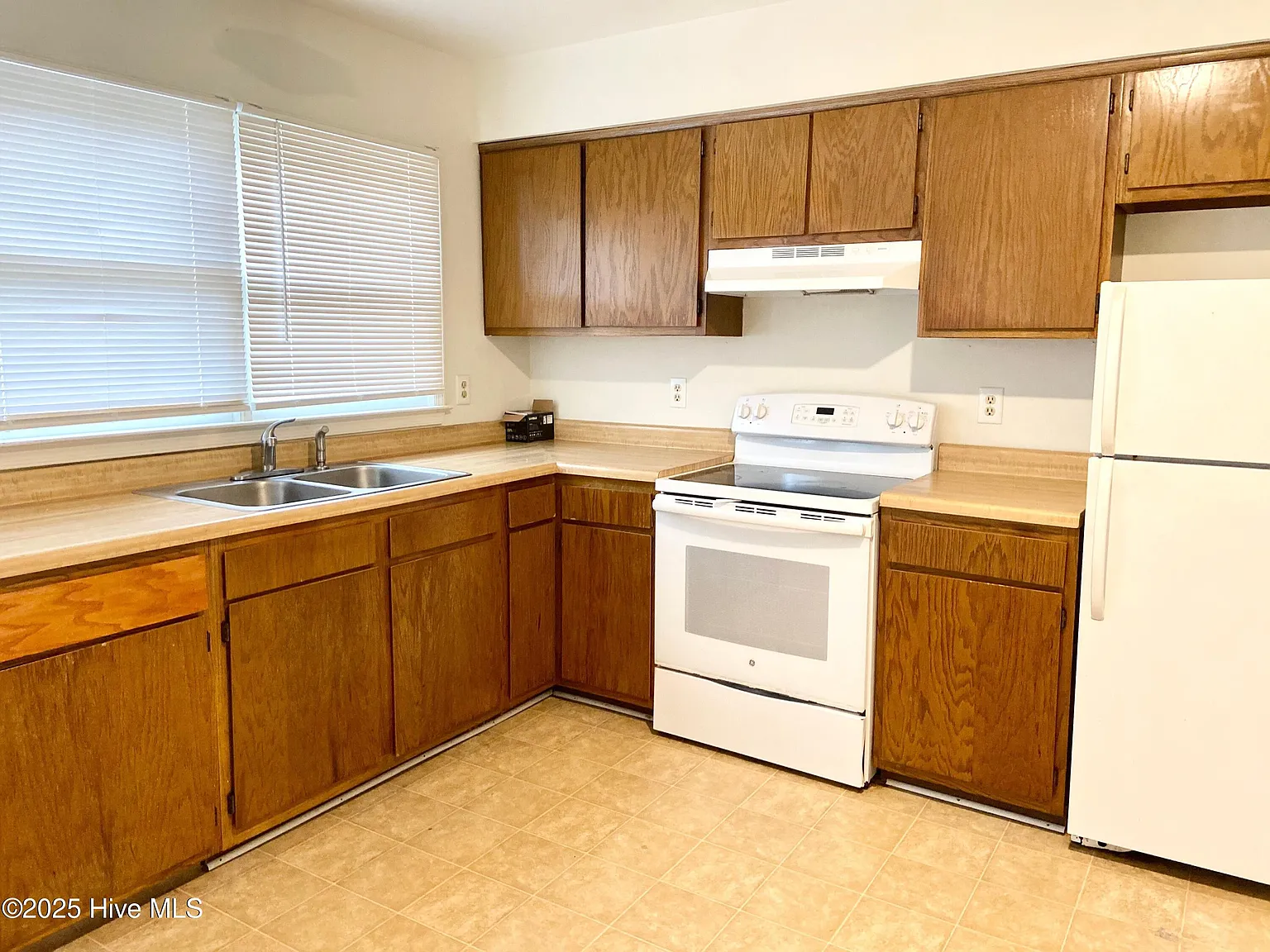 2 bed, 1.5 bath, $1,317 — Photo 2