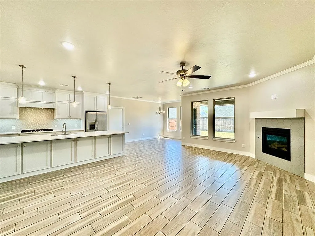 4 bed, 2435 sqft, $2,900 — Photo 2