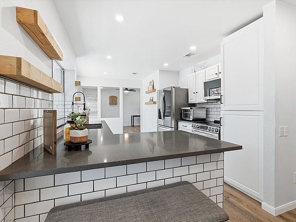 3rd image of 6824 Wooddale Dr