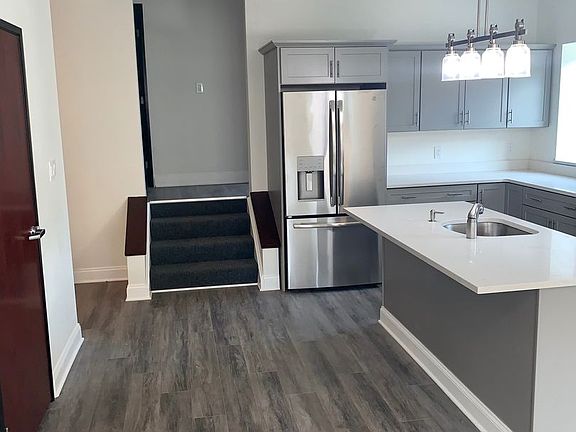 5th image of 4055 Butler St #204