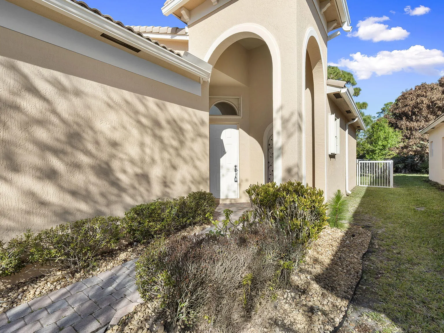 3 bed, 2.0 bath, 1377 sqft, $2,000 — Photo 2