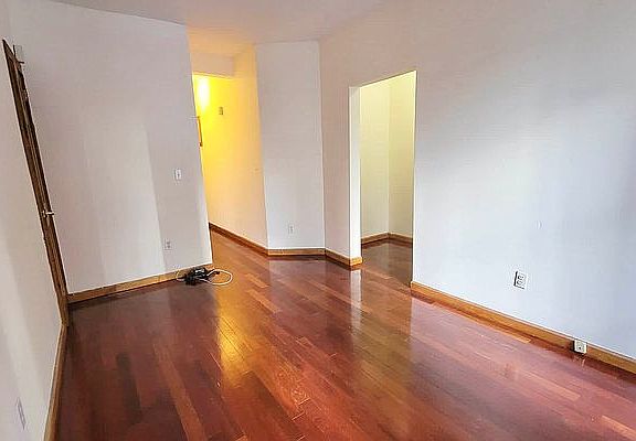 3rd image of 410 W 44th St APT 25
