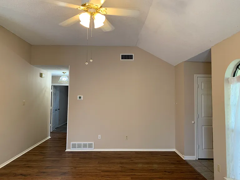 1526 Clover Ln — Photo 4