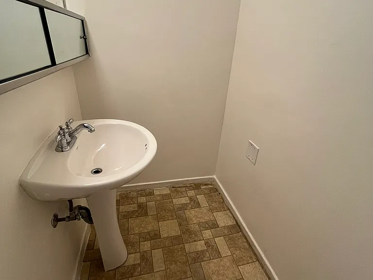 14612 Wyandotte St #9 — Photo 19