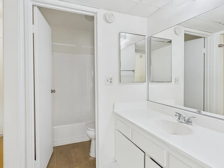 La Cresta Apartments — Photo 36