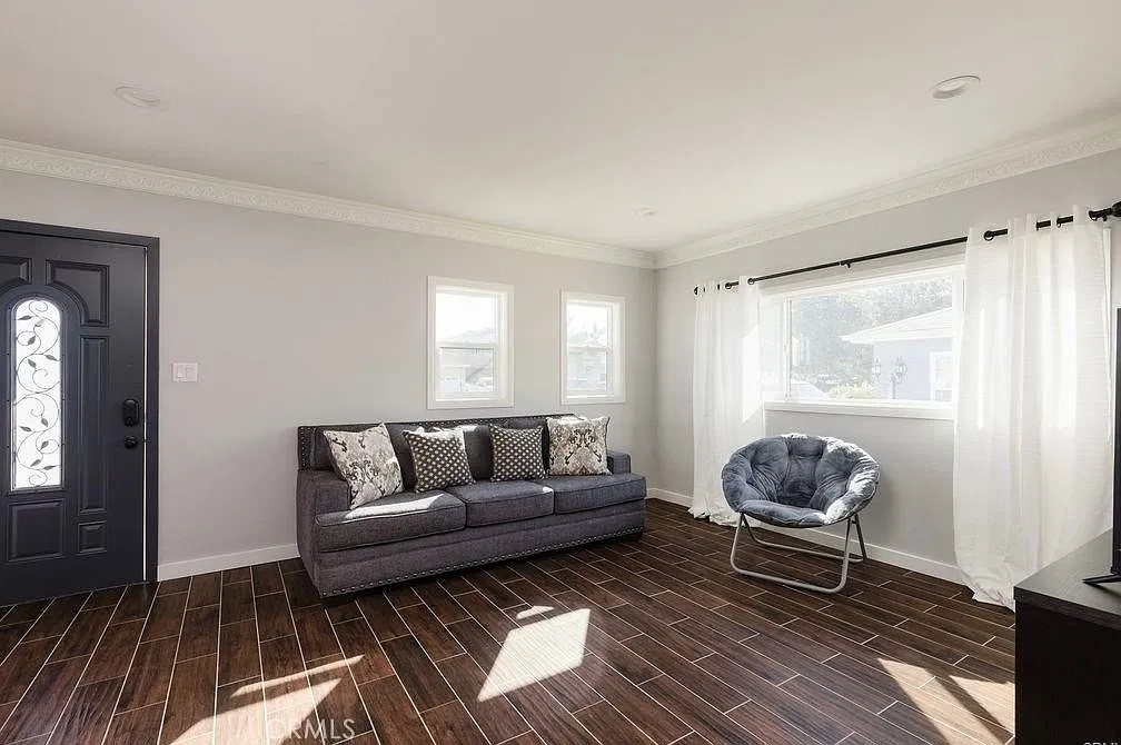 3 bed, 2.5 bath, 1083 sqft, $3,400 — Photo 3