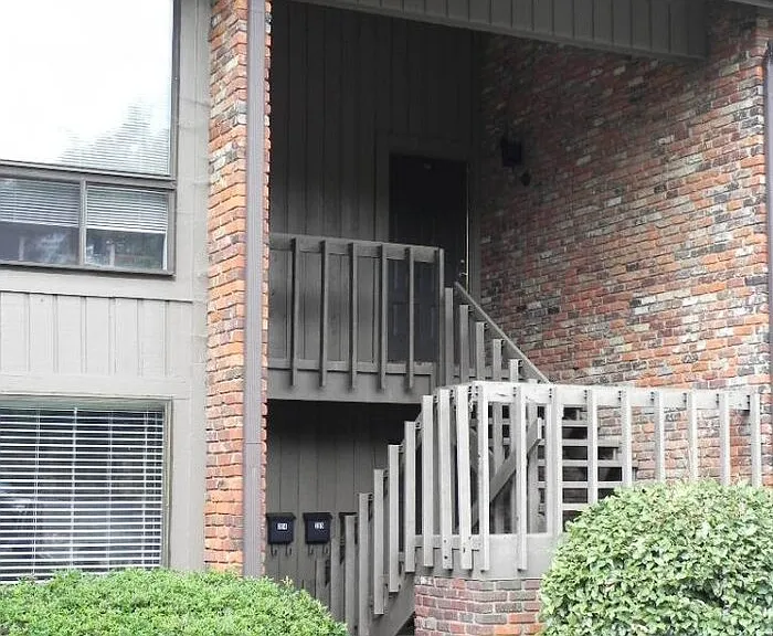 204 Oak Tree Dr — Photo 1
