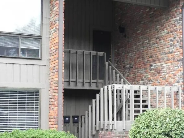 204 Oak Tree Dr, Chapel Hill, NC 27517