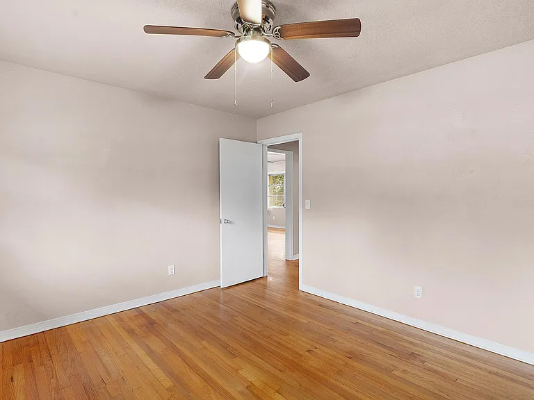 902 NE 17th Ter — Photo 17