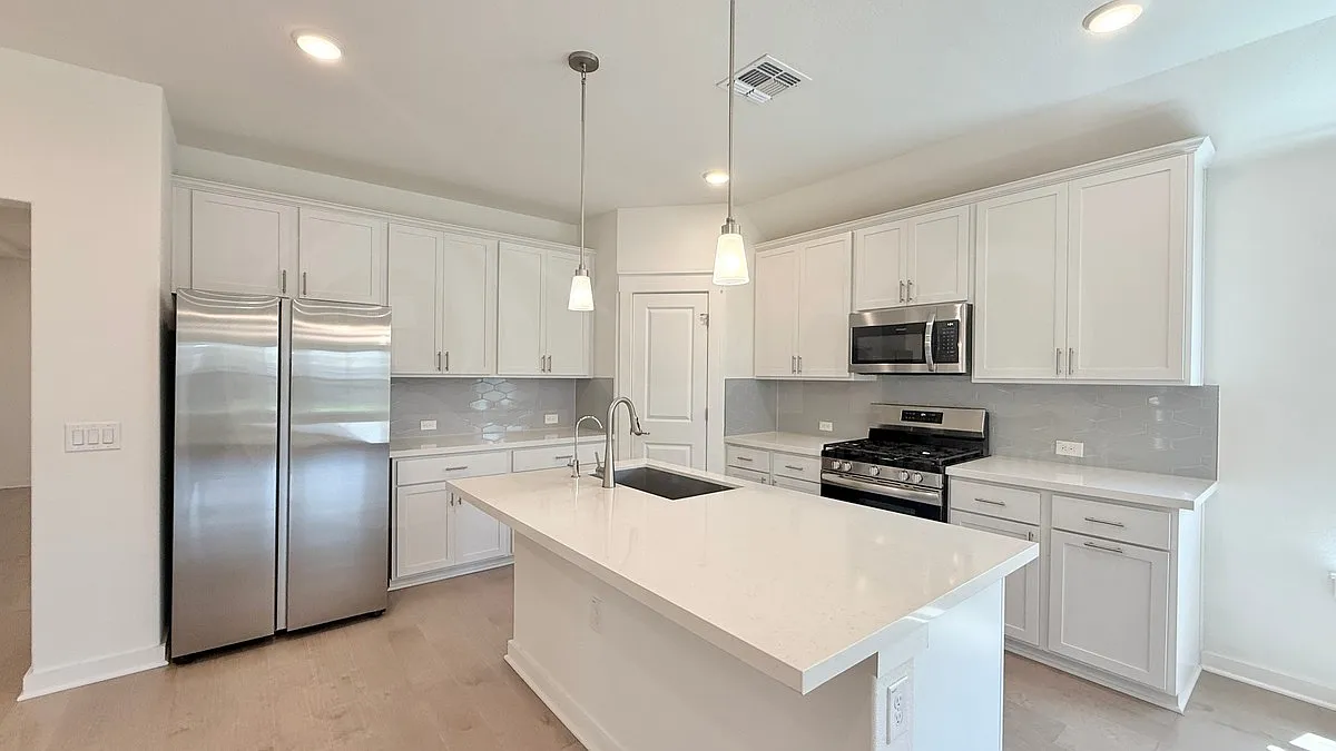 4 bed, 2.0 bath, 1990 sqft, $2,400 — Photo 4