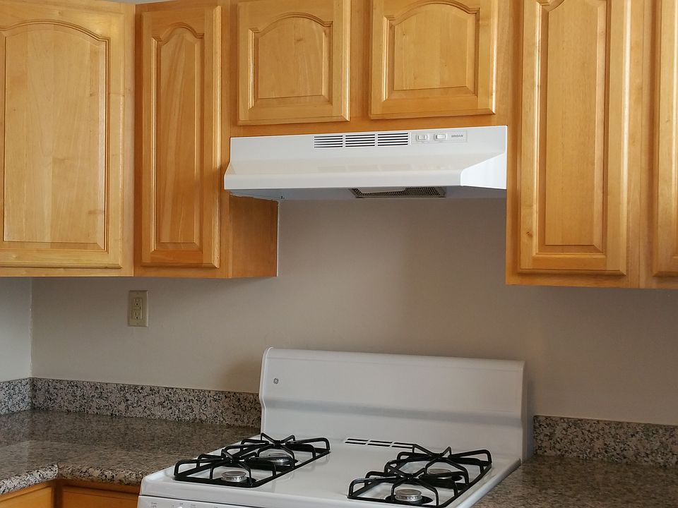 1st image of 870 Oak St APT 9