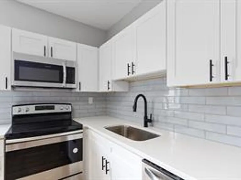 2406 E Clark St — Photo 4