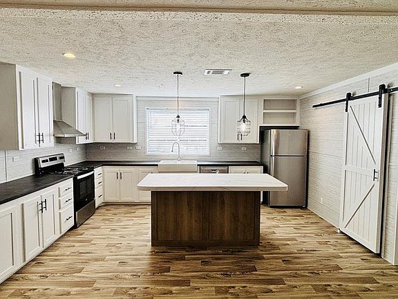 4th image of 210 W Country Ln