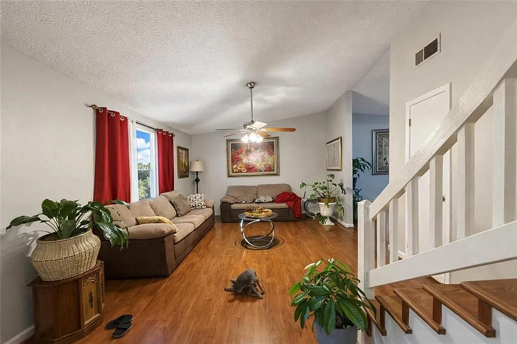 3 bed, 2.0 bath, 1464 sqft, $2,050 — Photo 2