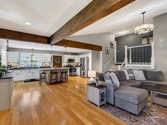 3rd image of 325 Heidi Ct