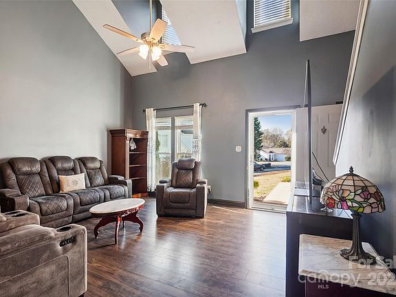 2nd image of 109 Goldenrain Ct