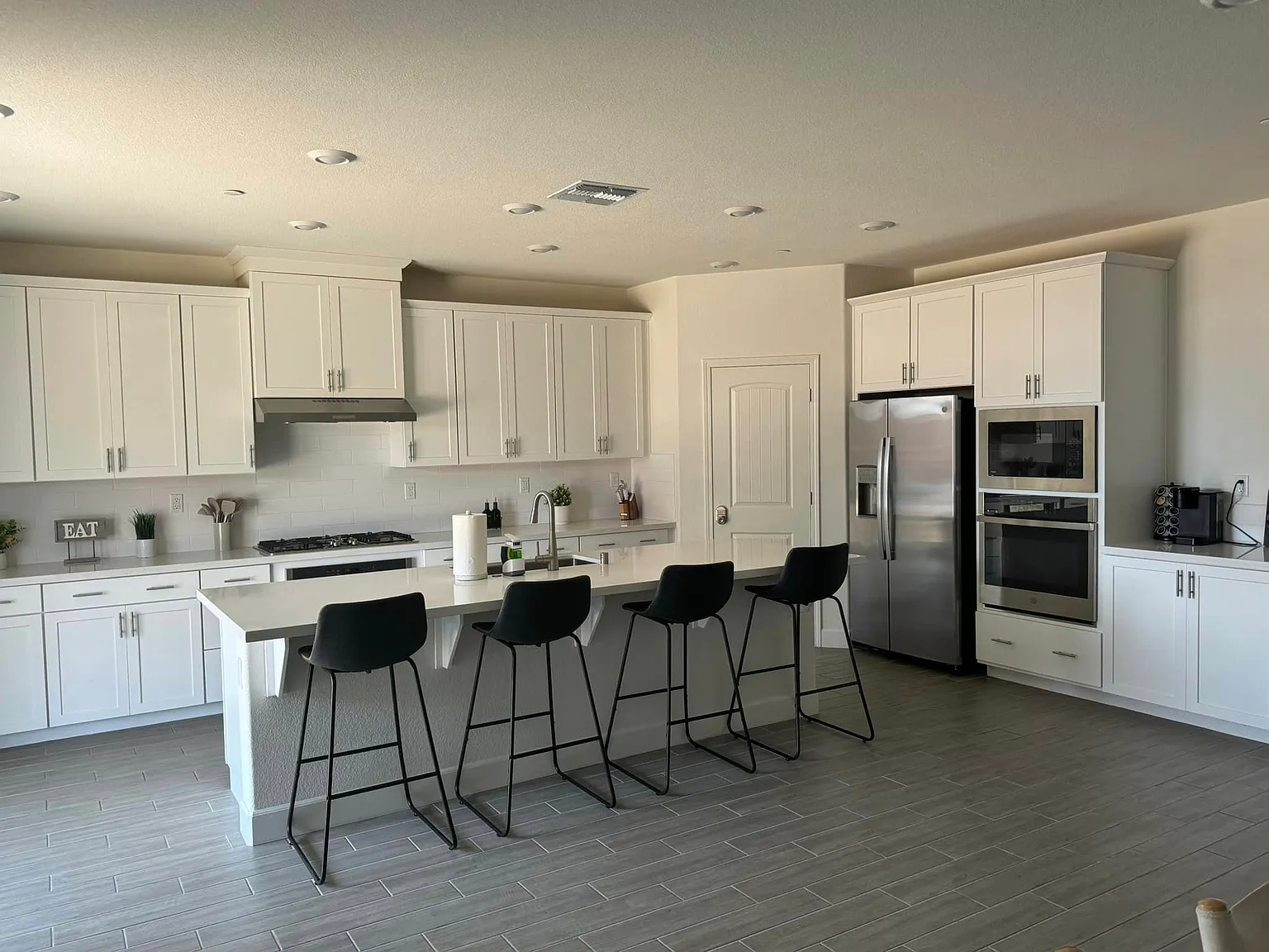 4 bed, 2.5 bath, 2600 sqft, $3,500 — Photo 3