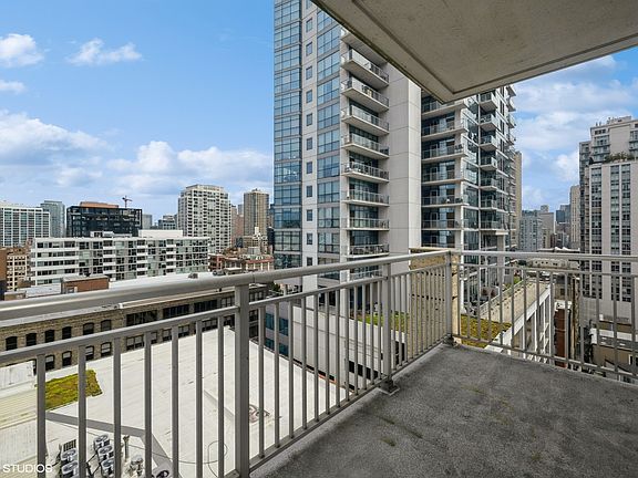 5th image of 330 W Grand Ave APT 1506