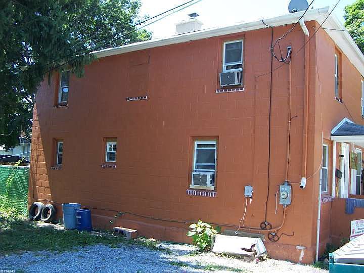 2nd image of 843 E Chestnut St