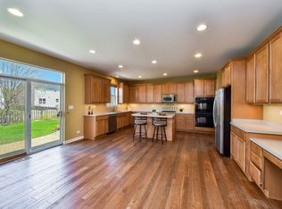 807 Georgetown Dr, Oswego, IL 60543