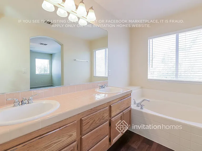 2515 Wellworth Ave — Photo 11