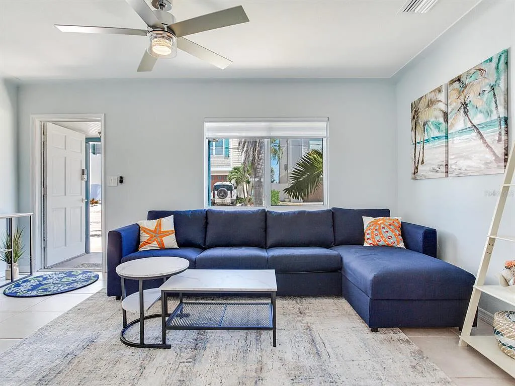 3 bed, 2.0 bath, 1032 sqft, $5,200 — Photo 3