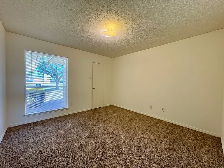 974 Parkview Cir — Photo 8