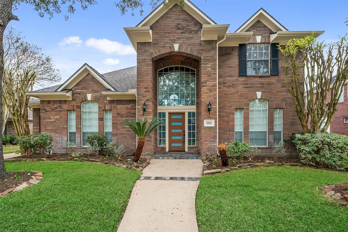 Building Photo - 5622 Lake Place Dr