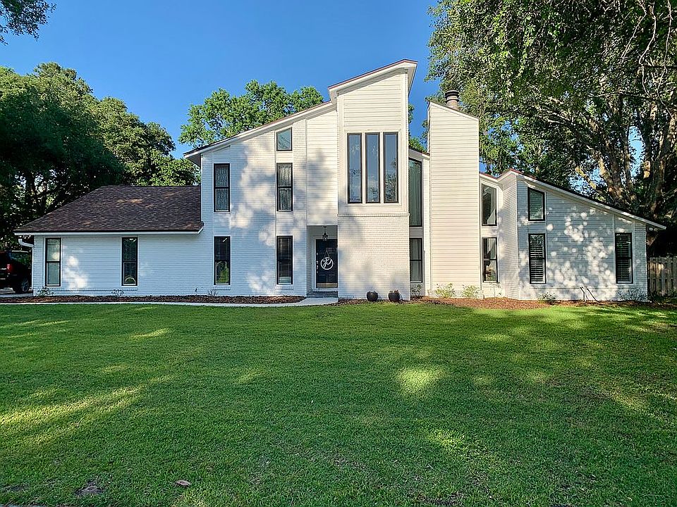 1st image of 615 Dunrobin Dr