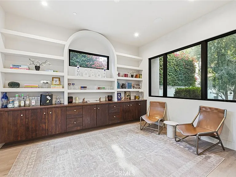 13135 Chandler Blvd — Photo 45