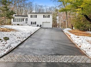 10 Oak Crest Dr, Brookfield, CT 06804