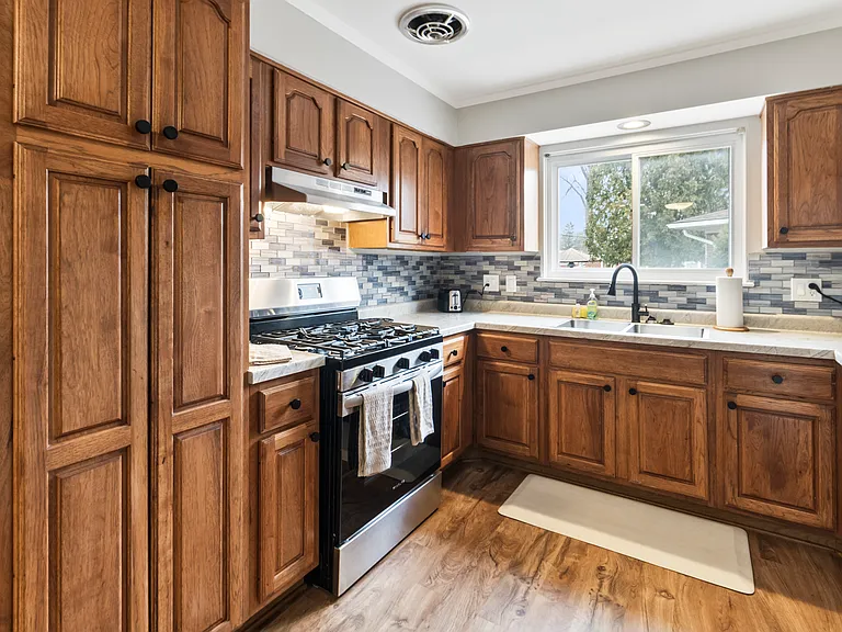 12401 Lyford Dr — Photo 7
