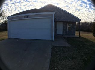 902 E Kara Ln, Rogers, AR 72758