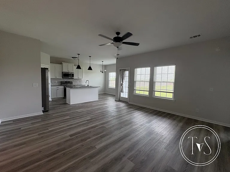 1661 SE Arnold Dr — Photo 3