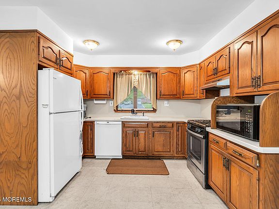 3rd image of 580 Lloyd Road