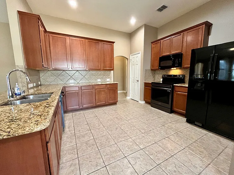 3504 Northpointe Dr — Photo 5