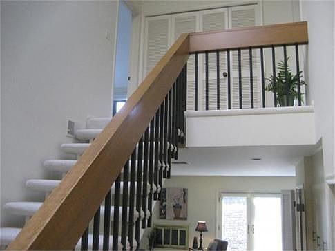 3rd image of 8423 Overlook Pkwy