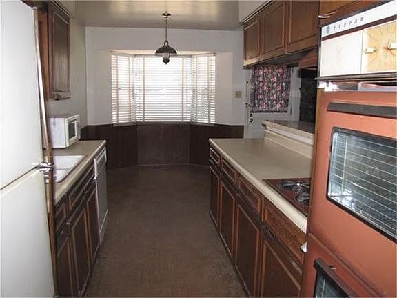 5th image of 8102 Royalwood Dr