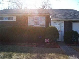 30 Jasmine Ln, Valley Stream, NY 11581