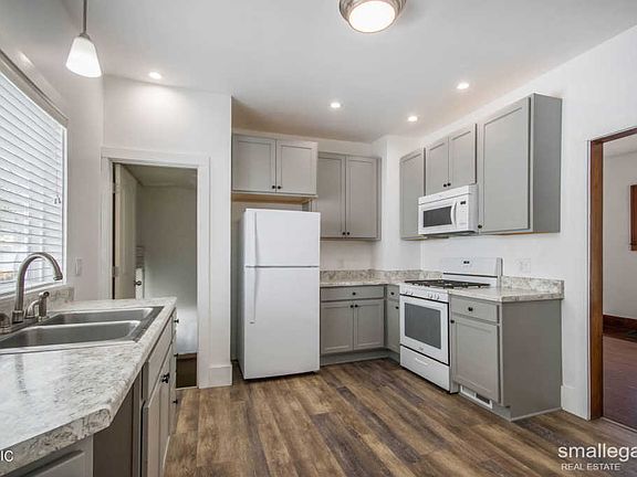 3rd image of 1029 Davis Ave NW