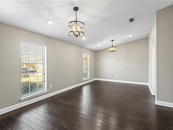 4th image of 1816 Newbury Ct