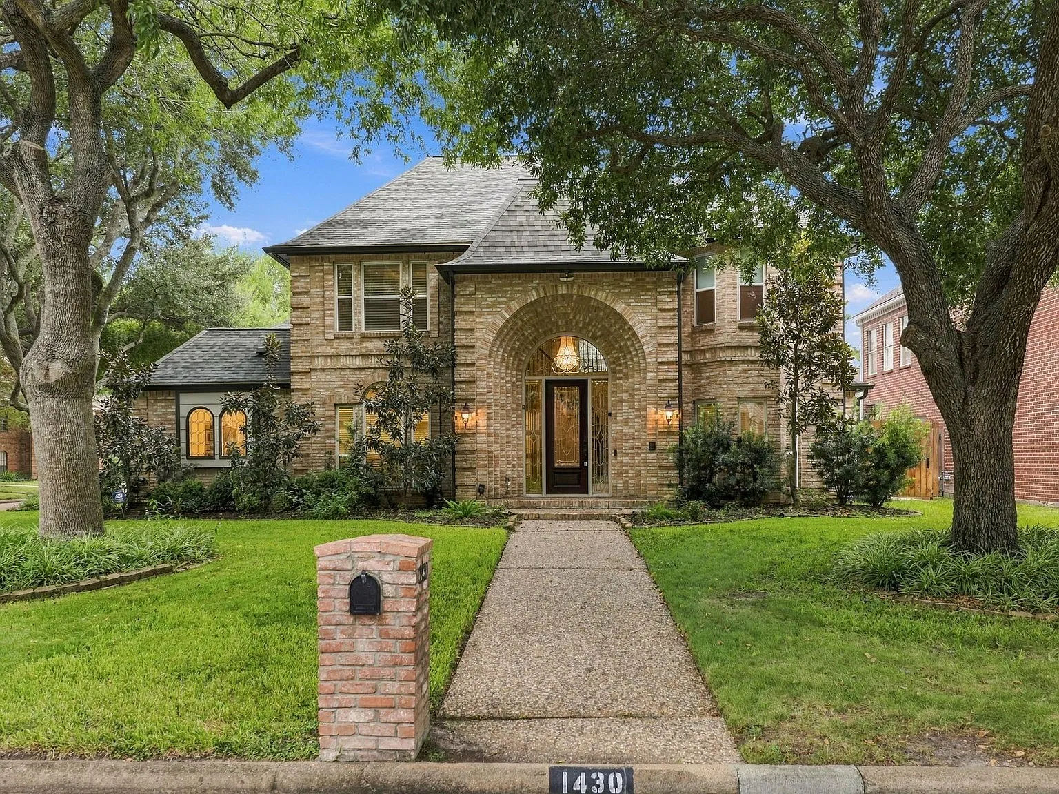 5 bed, 4.5 bath, 3819 sqft, $4,175 — Photo 2